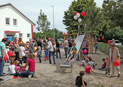 spielplatz_e Viele Kinder waren mit ihren Eltern zur Einweihung des neuen Spielplatzes auf der GGEW Sportanlage der TSV Rot-Weiß Auerbach gekommen.