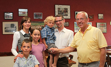 schluessel TSV Präsident Günther Kuch (rechts) überreicht offiziell den Schlüssel der Vereinsgaststätte der Familie Rönnebeck (von links: Nicole, Paul, Anne, Theo und Michael).