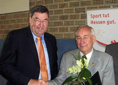sportbund_knop Der wiedergewählte Präsident des LSB-H Dr. Rolf Müller gratuliert Ehrenmitglied Horst Knop