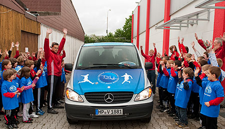 hopp_mobil Fußballjugend begrüßt den neuen Mannschaftsbus